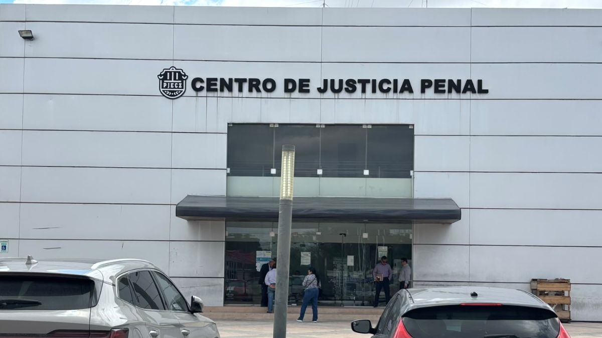 A puerta cerrada, un juez del Centro de Justicia Penal de Torreón define la situación jurídica de los hermanos de 18 años.