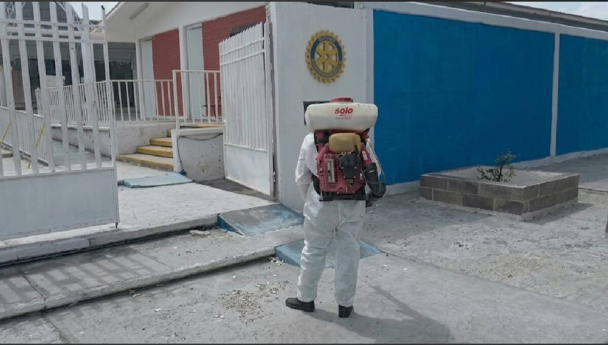 Las autoridades extendieron las acciones preventivas a viviendas cercanas al plantel educativo tras el reporte.