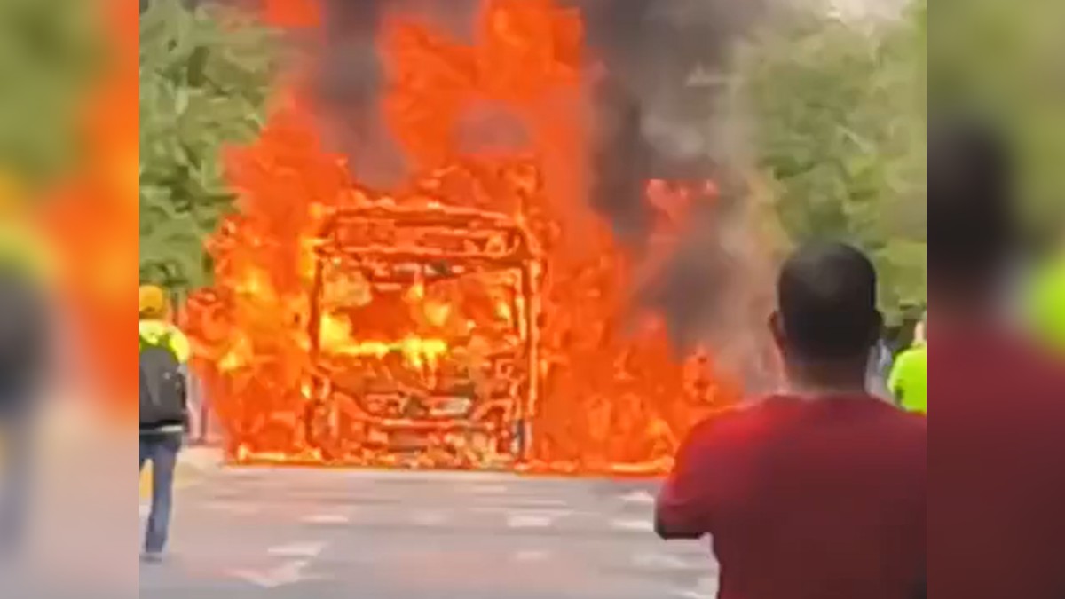 El camión comenzó a incendiarse en las inmediaciones del Parque Rojo en el Centro de Guadalajara