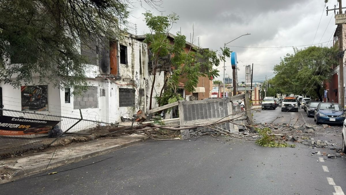 Parte de una construcción cayó hacia la vialidad en el Centro de Monterrey y dañó un automóvil, árboles.