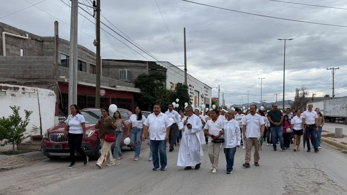 El contingente recorrió el sector portando vestimentas blancas y velas, exigiendo garantías de seguridad y honrando la valentía de la docente.