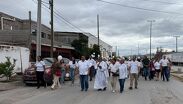 El contingente recorrió el sector portando vestimentas blancas y velas, exigiendo garantías de seguridad y honrando la valentía de la docente.