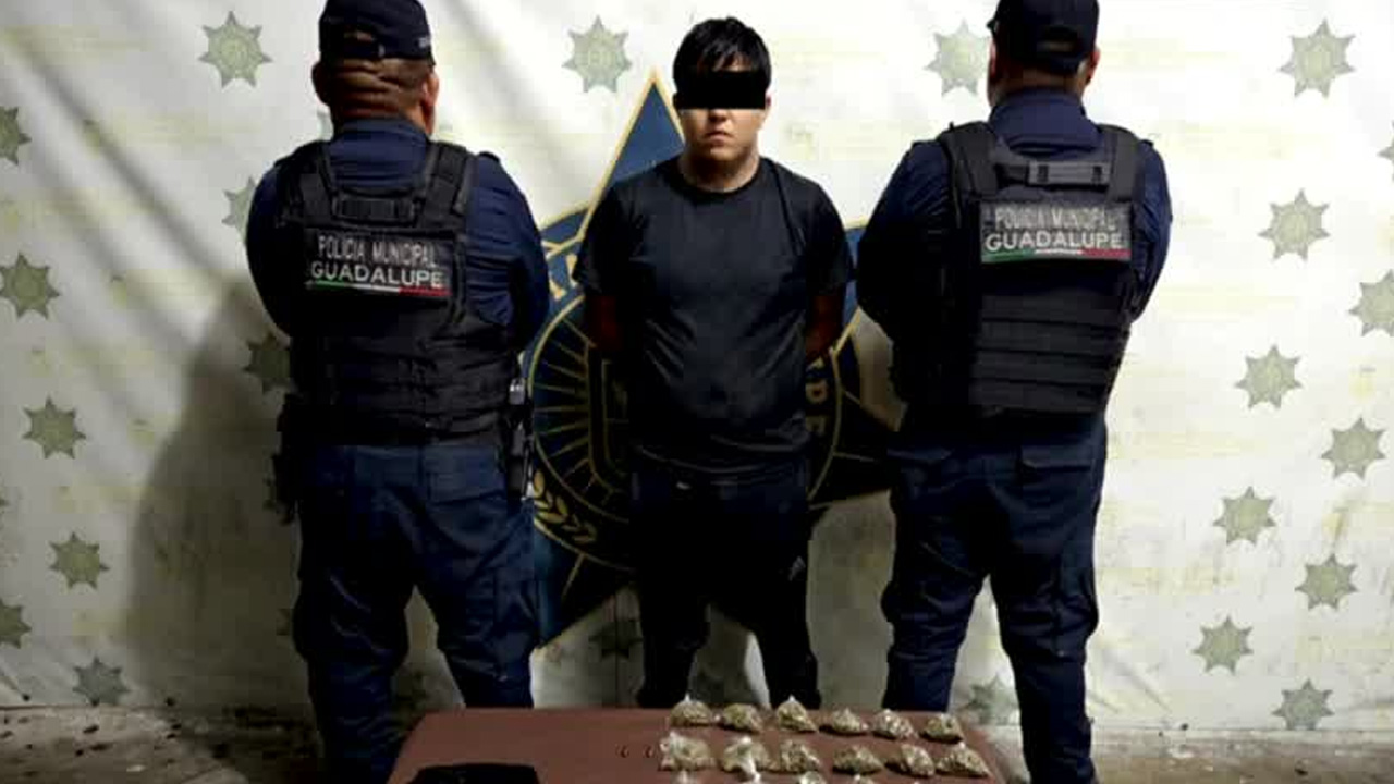 Detienen a presunto narcomenudista con droga y cartuchos en Guadalupe