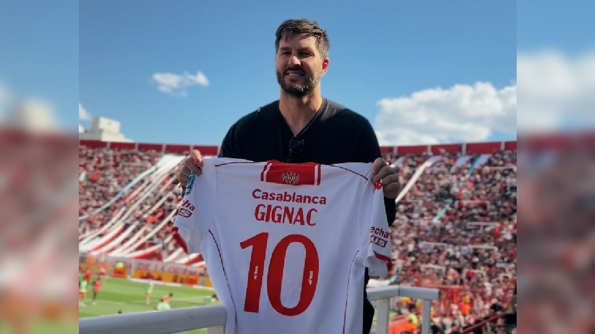Gignac recibió de regalo varias camisetas de clubes de Argentina / Cortesía