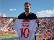 Gignac recibió de regalo varias camisetas de clubes de Argentina / Cortesía