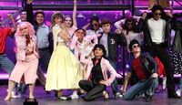 'Grease' sacudió el escenario del Teatro Fidel Velázquez en su primer función.
