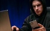 Hombre preocupado con dispositivos de cerca por un fraude digital. | Magnific