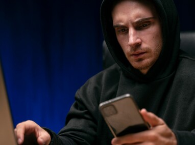 Hombre preocupado con dispositivos de cerca por un fraude digital. | Magnific