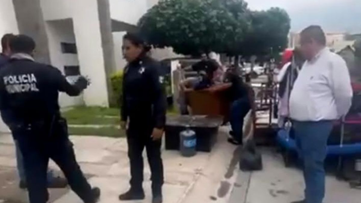 Julia Robles tuvo que mostrar sus escrituras en Rincón de Las Etnias para frenar el desalojo de los muebles de su familia.