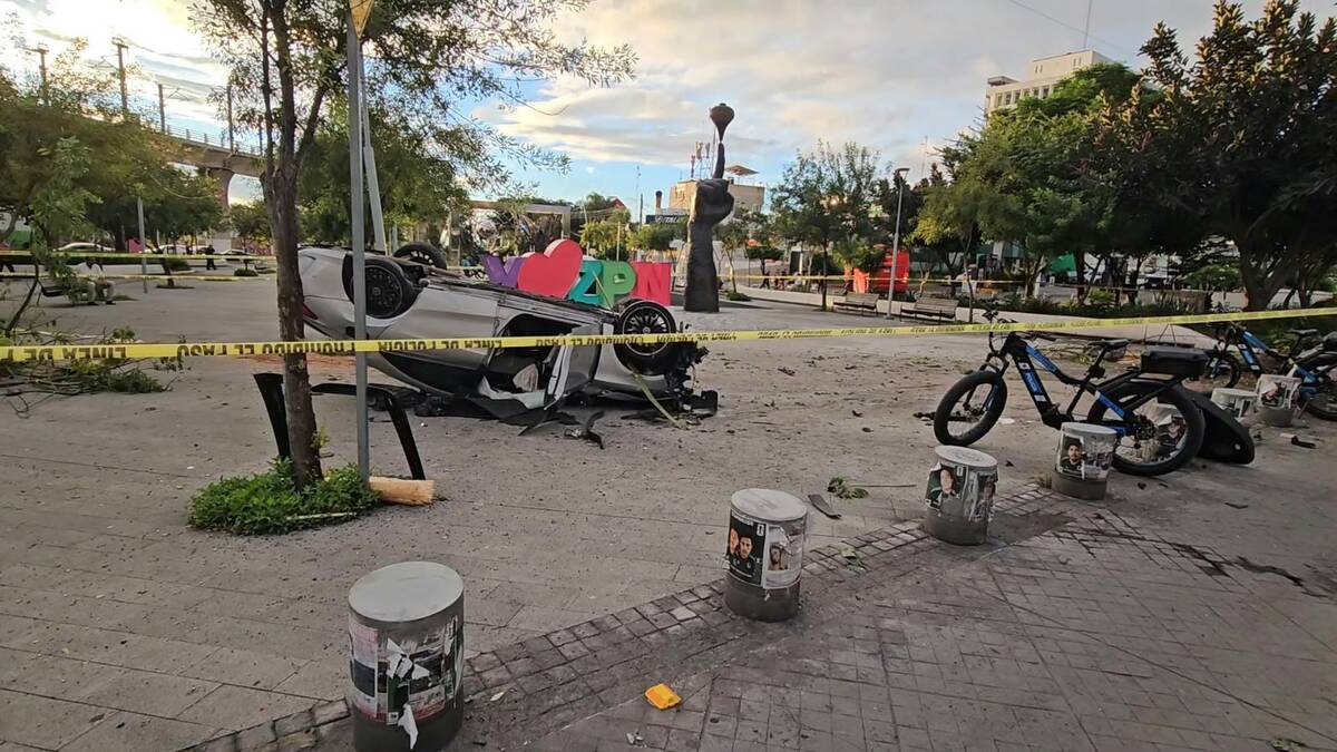 La volcadura dejó algunos daños en la vía pública.