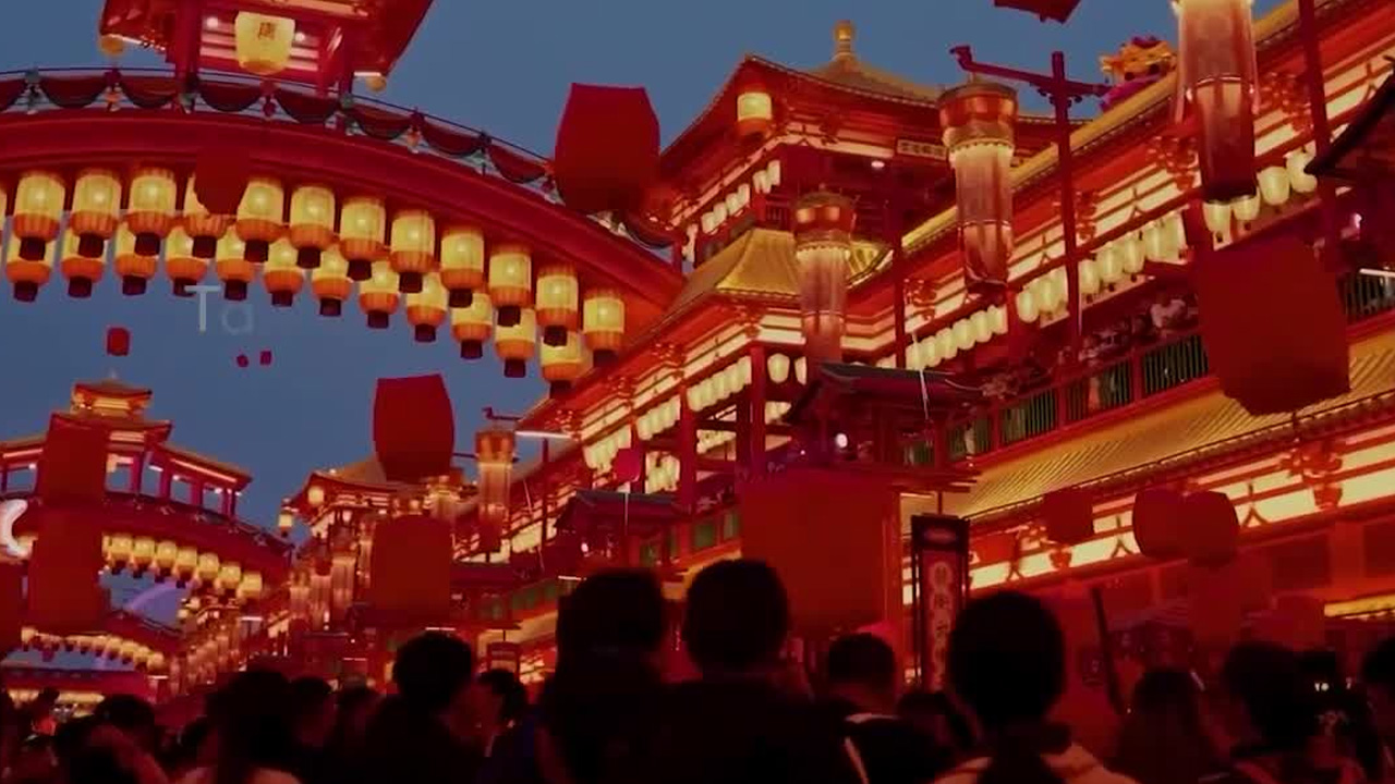 Miles de faroles transforman calle de Tangshan en un mágico paraíso luminoso durante la Semana Dorada