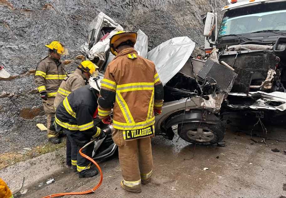 Paramédicos atendieron el accidente, mientras que autoridades detuvieron al conductor señalado como presunto responsable.