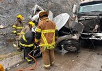 Paramédicos atendieron el accidente, mientras que autoridades detuvieron al conductor señalado como presunto responsable.