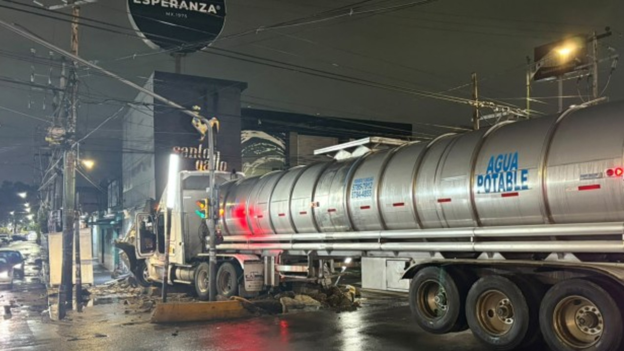 Pipa de agua se impacta contra panadería La Esperanza en Iztapalapa. TD Matutino CdMx, 05 de octubre 2026