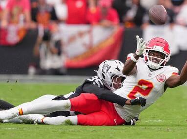 Receptor de Kansas City sufre grave lesión en el tobillo