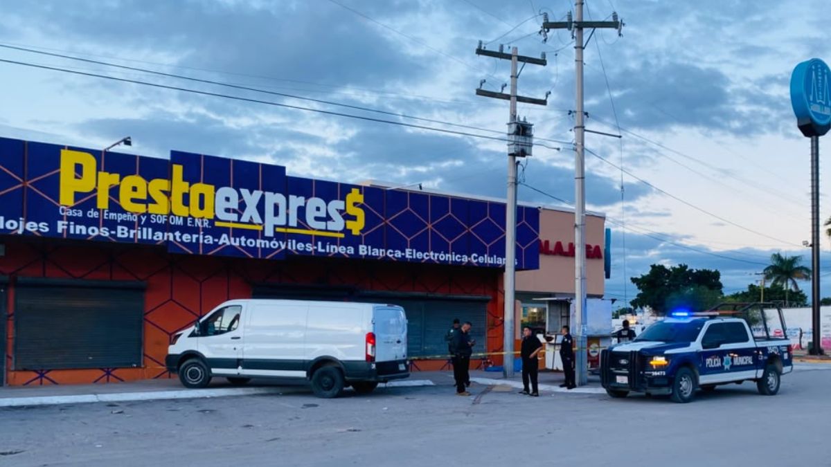 El reporte se registró alrededor de las 17:50 horas, cuando vecinos del sector localizaron a la persona a las afueras de una casa de empeño.