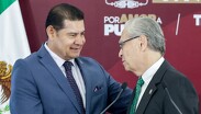 Roberto Jenkins, miembro del Patronato, y el gobernador Alejandro Armenta revelaron la donación durante conferencia de prensa / Agencia Es Imagen