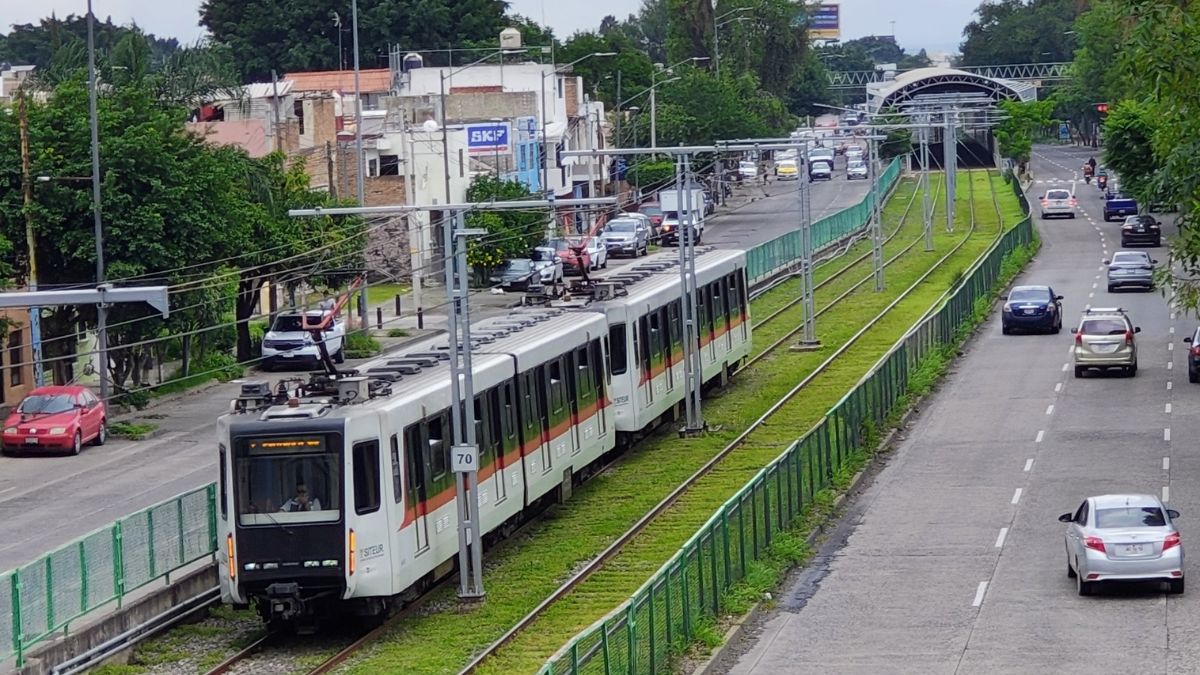 Suspenden la Línea 1 del Tren Ligero de Guadalajara por manifestación ante la mala calidad de agua.