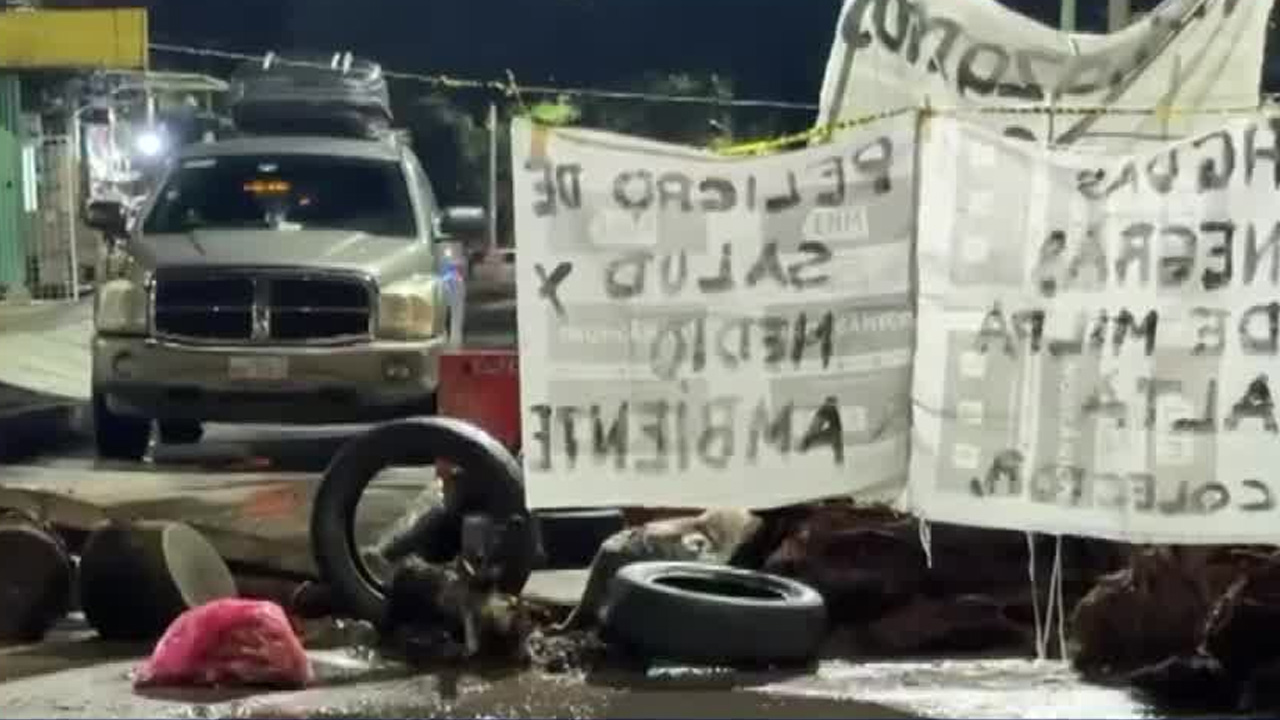 Vecinos mantienen bloqueo en Xochimilco por inundaciones de aguas negras