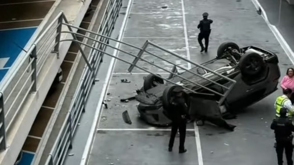El auto cayó desde el segundo piso de la plaza comercial ubicada al sur de Ciudad de México.