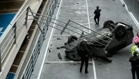 El auto cayó desde el segundo piso de la plaza comercial ubicada al sur de Ciudad de México.
