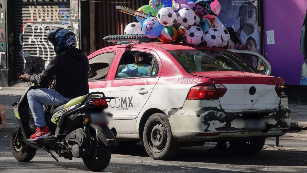 Captan a taxista arrollando a un motociclista en CdMx.