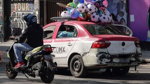 Captan a taxista arrollando a un motociclista en CdMx.