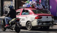 Captan a taxista arrollando a un motociclista en CdMx.