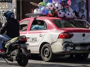 Captan a taxista arrollando a un motociclista en CdMx.