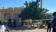 Tras cometer el ataque, el presunto agresor se dio a la fuga a bordo de un vehículo sedán marca Ford.