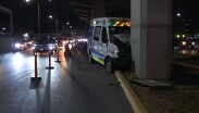 De manera preliminar, se informó que a bordo del vehículo iban cuatro personas.