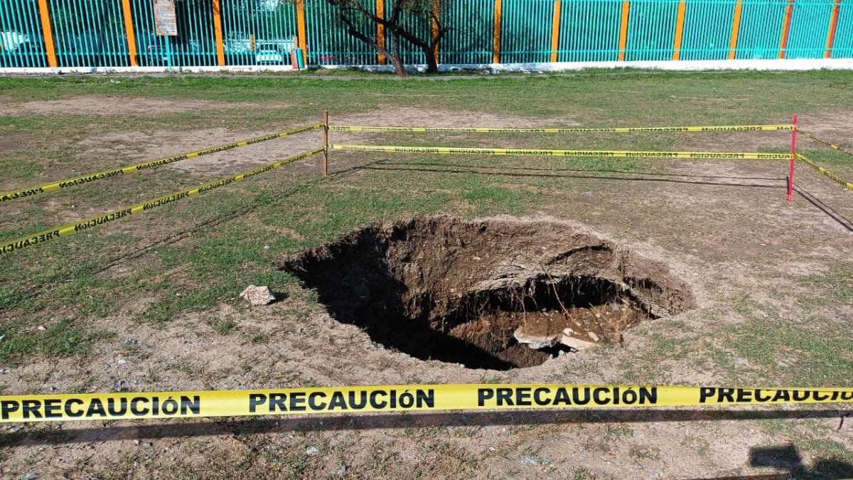 El socavón se encuentra delimitado apenas con algunas estacas y un acordonamiento.