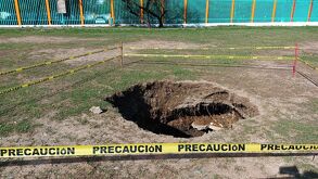 El socavón se encuentra delimitado apenas con algunas estacas y un acordonamiento.