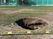 El socavón se encuentra delimitado apenas con algunas estacas y un acordonamiento.