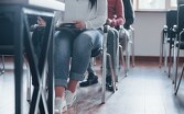 Estudiantes en un salón de clases / Freepik