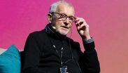 El trabajo de Francis Halzen con el Observatorio IceCube permitió detectar neutrinos de alta energía y abrir una nueva forma de estudiar el universo.