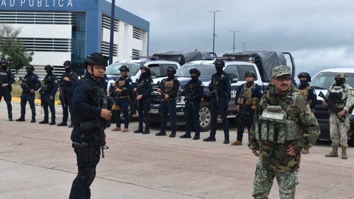 Un fuerte convoy de elementos del Ejército Mexicano y la Policía Estatal partió desde la capital del estado para reforzar la vigilancia en la región.
