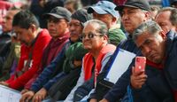 El Gobierno de la Ciudad de México entrega apoyos a adultos mayores