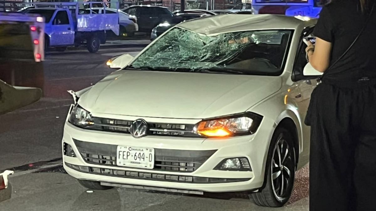 El impacto fue de gran severidad, provocando el rompimiento del parabrisas y severos daños en la carrocería del automóvil.