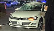 El impacto fue de gran severidad, provocando el rompimiento del parabrisas y severos daños en la carrocería del automóvil.