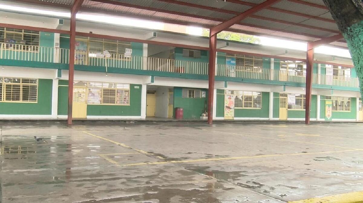 Padres señalan que el agua afecta espacios donde permanecen alumnos y personal educativo.