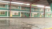 Padres señalan que el agua afecta espacios donde permanecen alumnos y personal educativo.