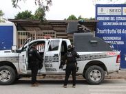 A la par de la presencia policial, se apreció la llegada de padres de familia que acudieron de forma inmediata.