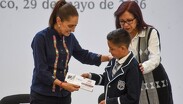 La presidenta Claudia Sheinbaum dio a conocer que la suspensión de la beca Jóvenes Construyendo el Futuro es meramente temporal.