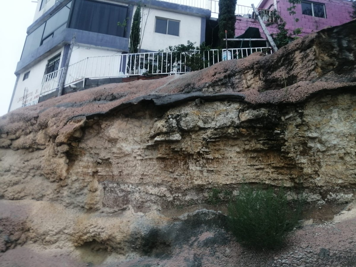 El punto afectado se encuentra en una curva, por lo que quienes transitan por el sector advirtieron del riesgo que representa la presencia de rocas.