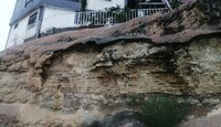 El punto afectado se encuentra en una curva, por lo que quienes transitan por el sector advirtieron del riesgo que representa la presencia de rocas.