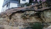 El punto afectado se encuentra en una curva, por lo que quienes transitan por el sector advirtieron del riesgo que representa la presencia de rocas.