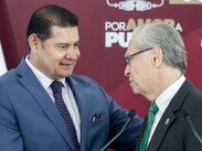 Roberto Jenkins, miembro del Patronato, y el gobernador Alejandro Armenta revelaron la donación durante conferencia de prensa / Agencia Es Imagen