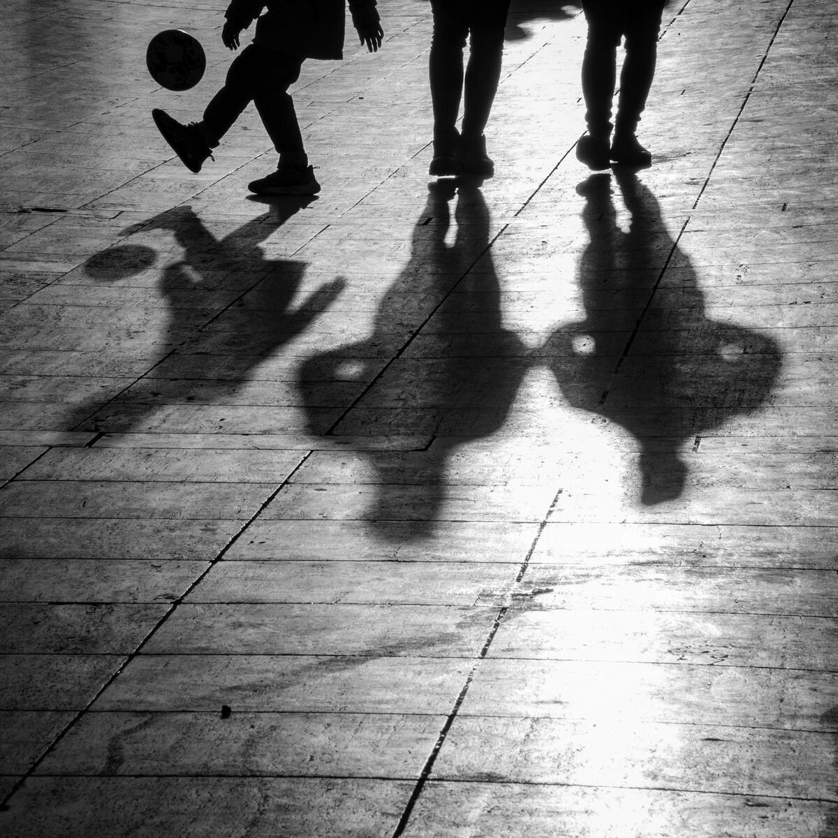 Sombras de una tarde de futbol en la calle | Soner Arkan