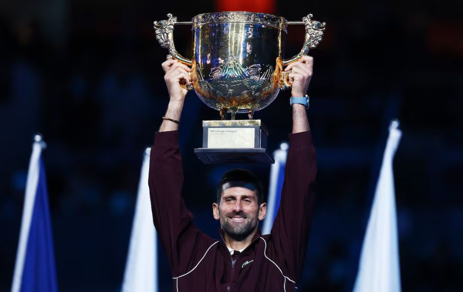 El tenista serbio de 39 años alcanzó la gloria en Pekín tras el retiro del australiano Alex de Minaur por una lesión en la ingle.